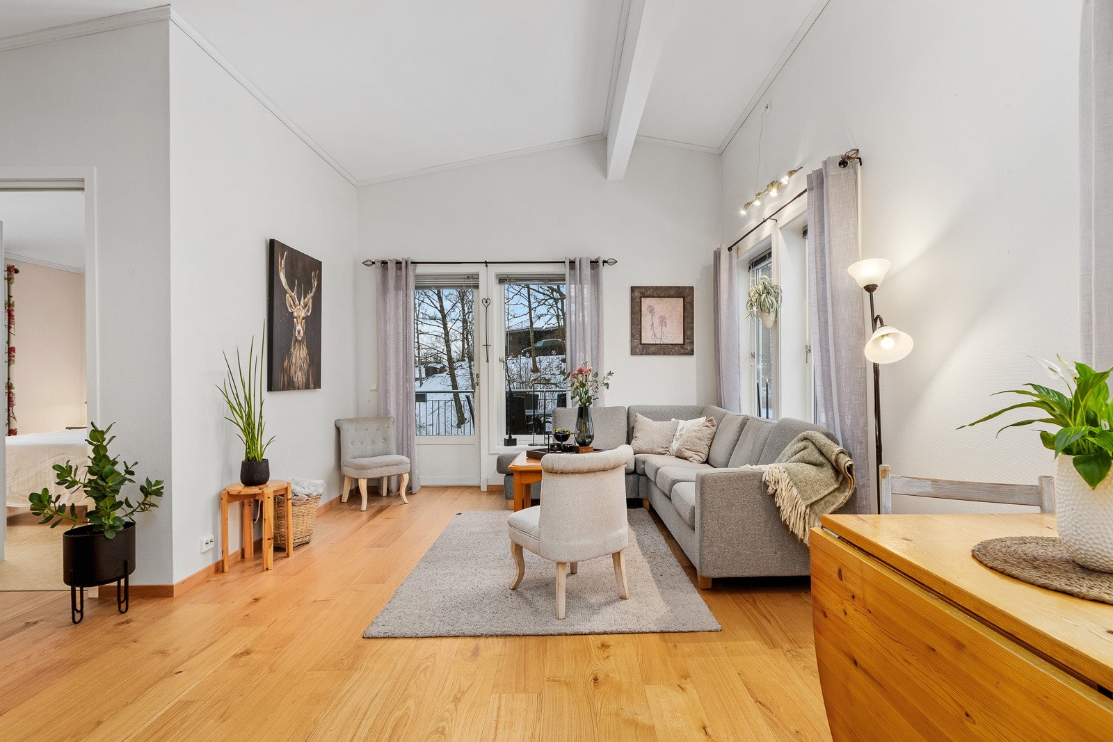 Leiligheten har store vindusflater som slipper inn godt med dagslys. I tillegg er det ekstra god takhøyde som bidrar til luftig romfølelse. Galleribilde