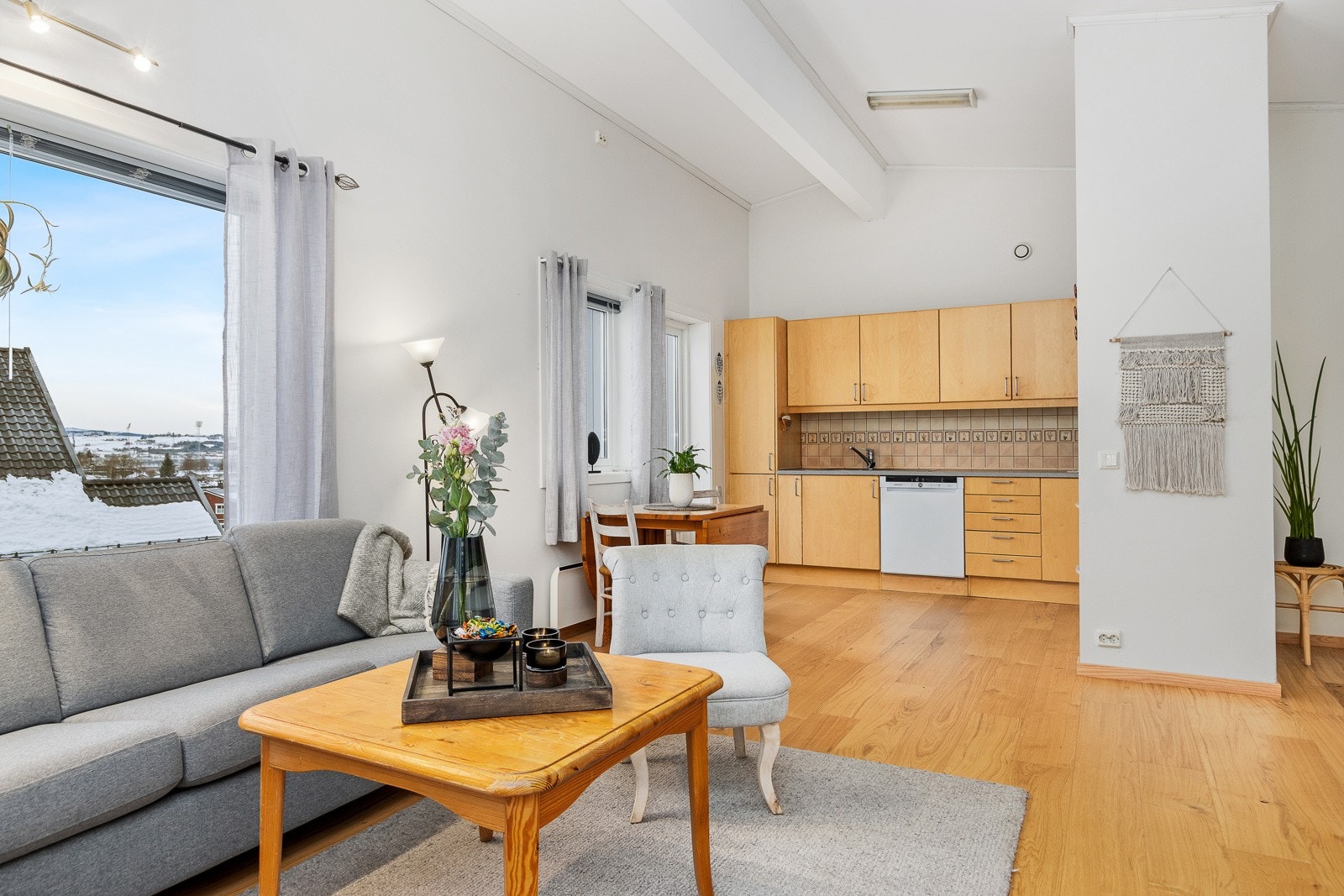 Stue med åpen kjøkkenløsning som skaper en romslig og åpen følelse. Det er lagt nytt gulv på stue, kjøkken og gang i 2025. Galleribilde