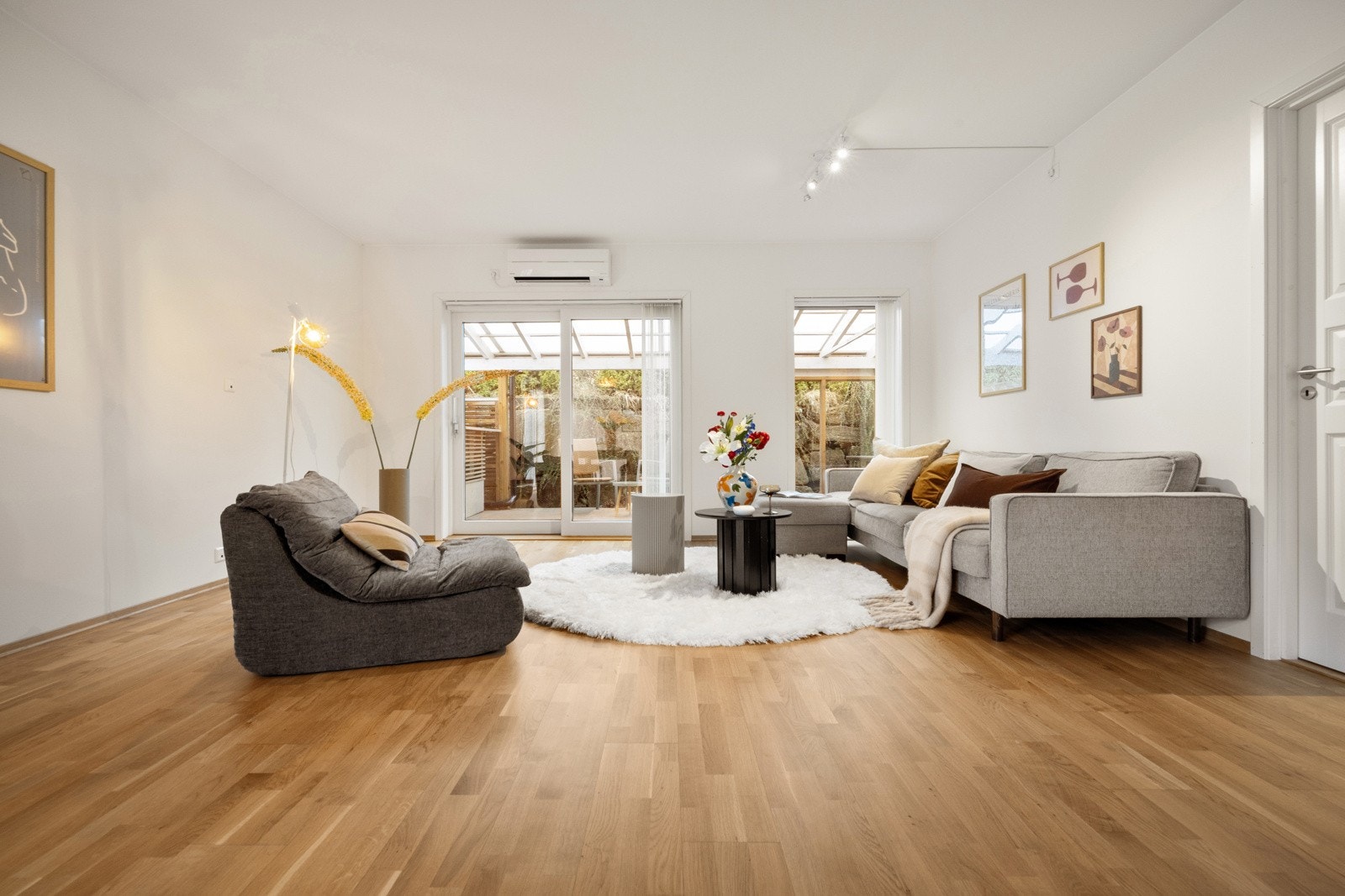 Stor stue / kjøkken løsning med utgang til stor utestue. Galleribilde