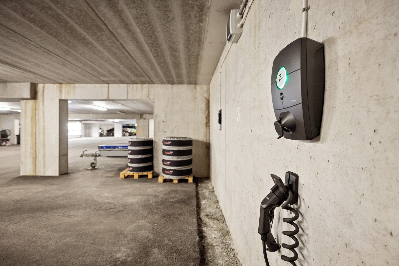 2 store parkeringsplasser i garasjen, ene med elbil lader. Galleribilde