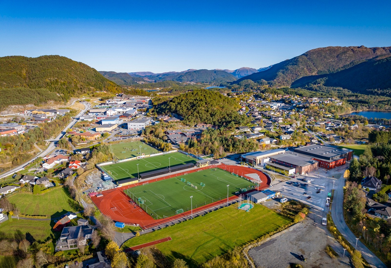 Kuventræ idrettsanlegg med idrettshall, fotballbaner og friidrettsanlegg. I samme bygg finner man også treningssenter og Osbadet. Galleribilde