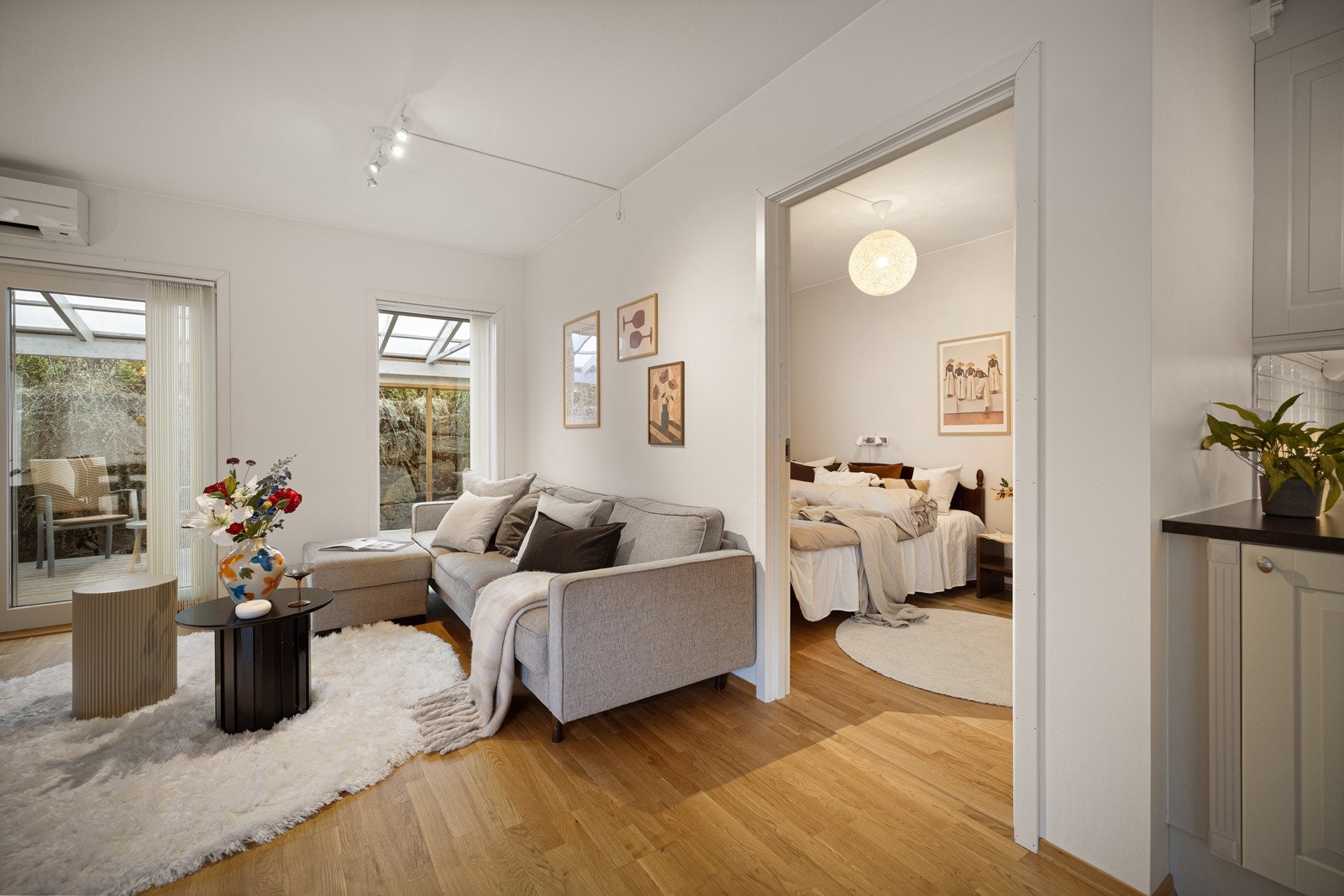 Fra boligen er det kun noe minutter til Rema, Kiwi og gode bussforbindelser. Galleribilde