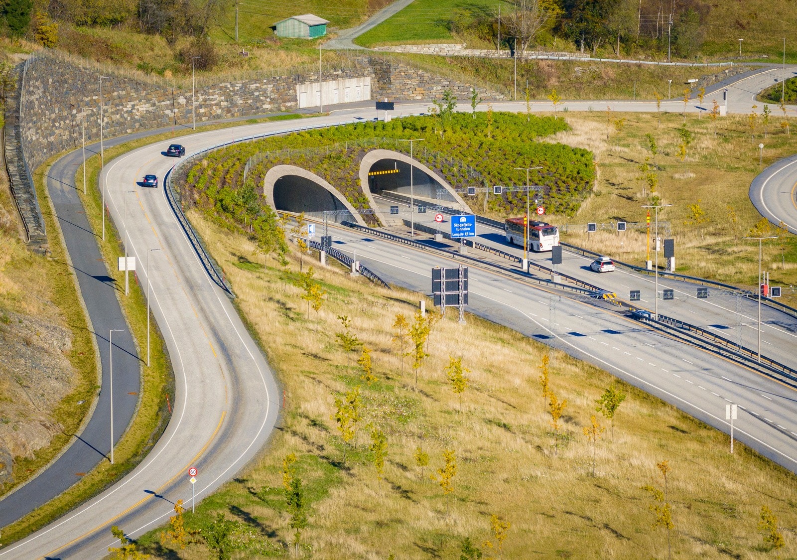 Det tar ca. 12 minutter i bil til Lagunen Storsenter, mens det tar ca. 25 minutter å kjøre til Bergen sentrum. Galleribilde