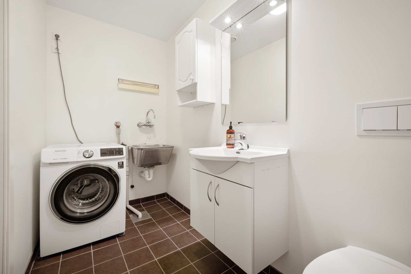 Vaskerom med god plass. Toalett. Galleribilde