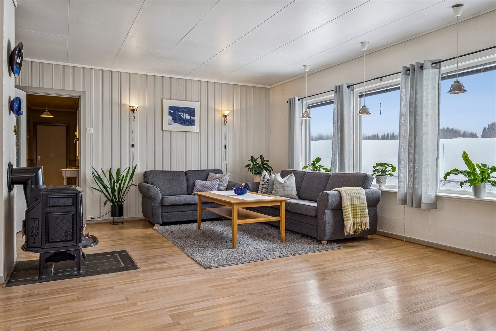 Romslig stue på 25 kvm og har store vindusflater som gir godt med lysinnslipp. Galleribilde