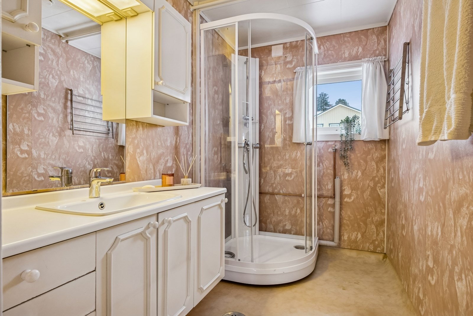 Bad på 4 kvm med opplegg til vaskemaskin. Badet er fra 1985 og har behov for oppgradering. Montert kabinett for sikker avrenning ned til sluk. Galleribilde