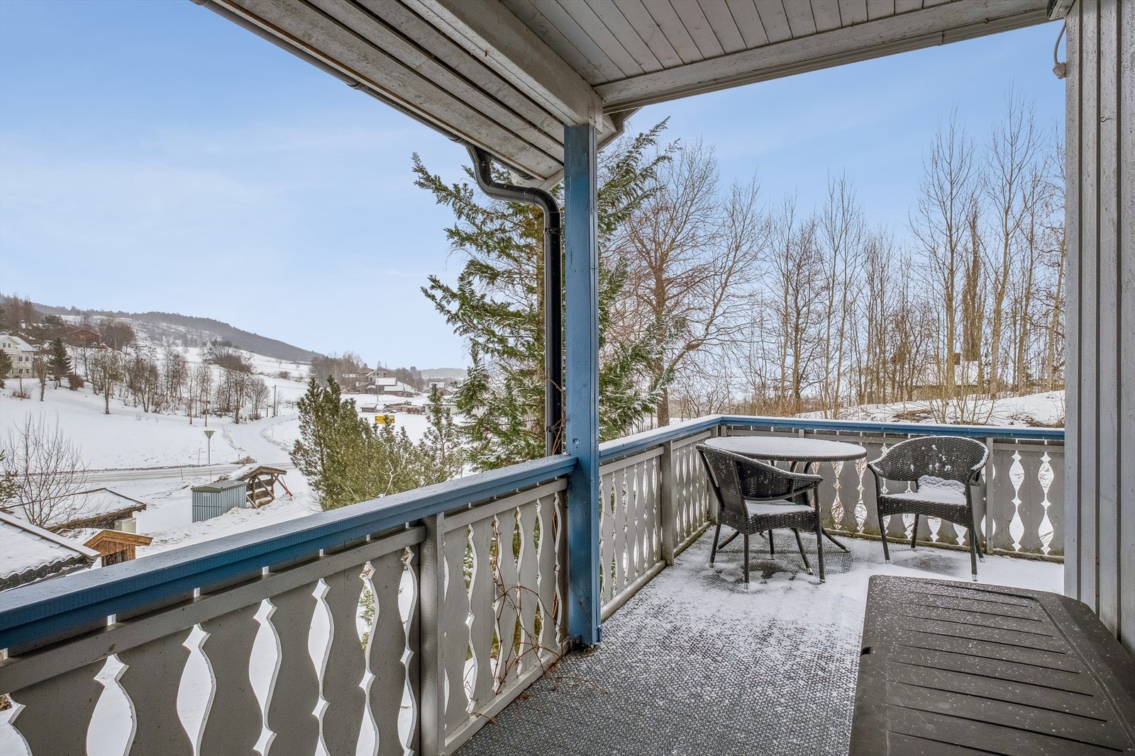 Terrasse går på Østsiden og Sørsiden av huset. Galleribilde