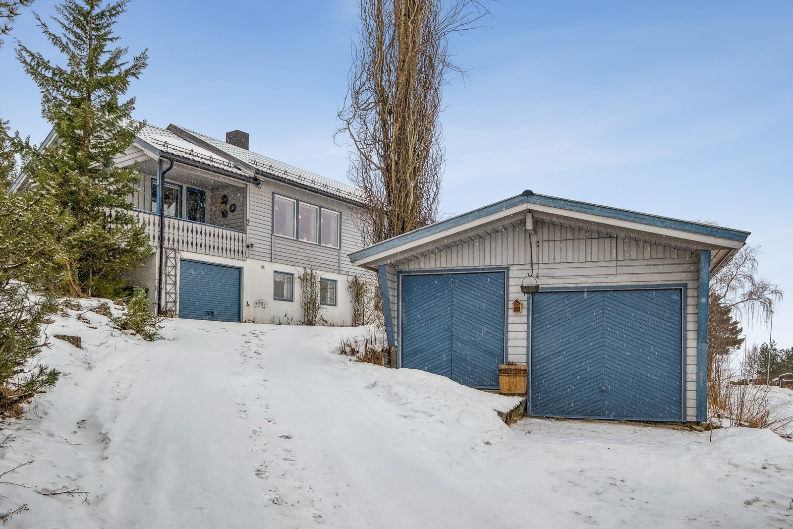 Det er satt opp en dobbelgarasje på 26 kvm på fremsiden av huset i 1983. Galleribilde