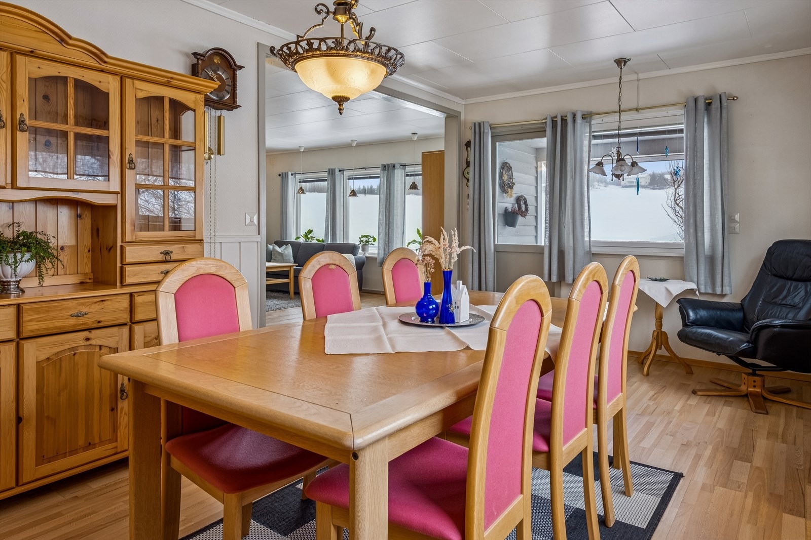 I 1981 ble denne stuen bygget på med terrasse og garasje i sokkel. Denne delen er på 16 kvm. Galleribilde