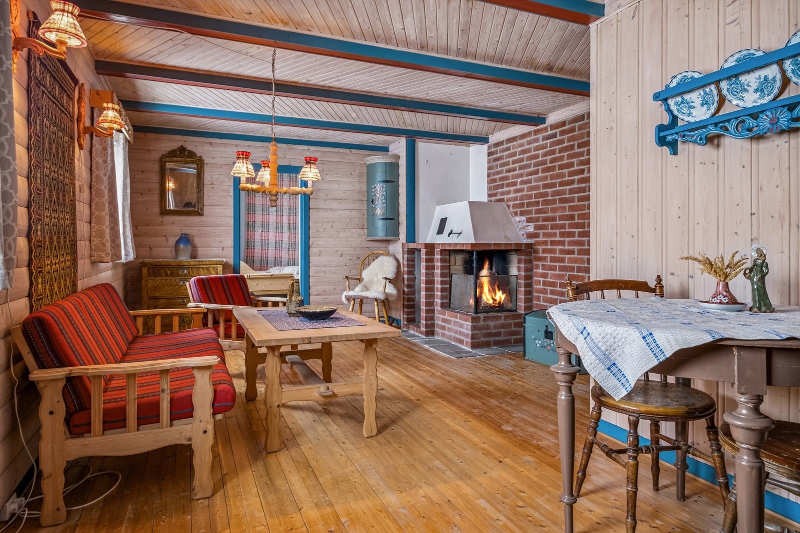 Stue i sokkel er på 23 kvm og har montert peis til oppvarming. Stort potensiale for videre utvikling av sokkel. Galleribilde