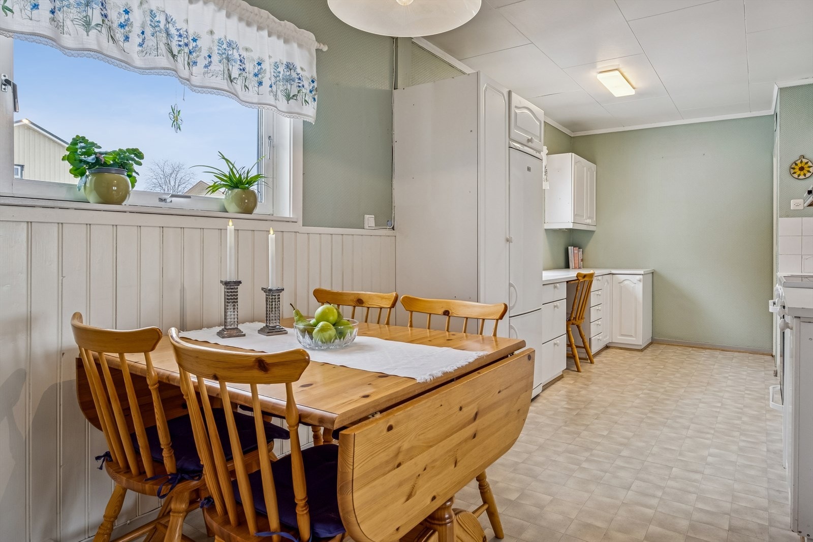 Oppvaskmaskin og komfyr medfølger i handelen, samt vaskemaskin på vaskerom i sokkel. Galleribilde