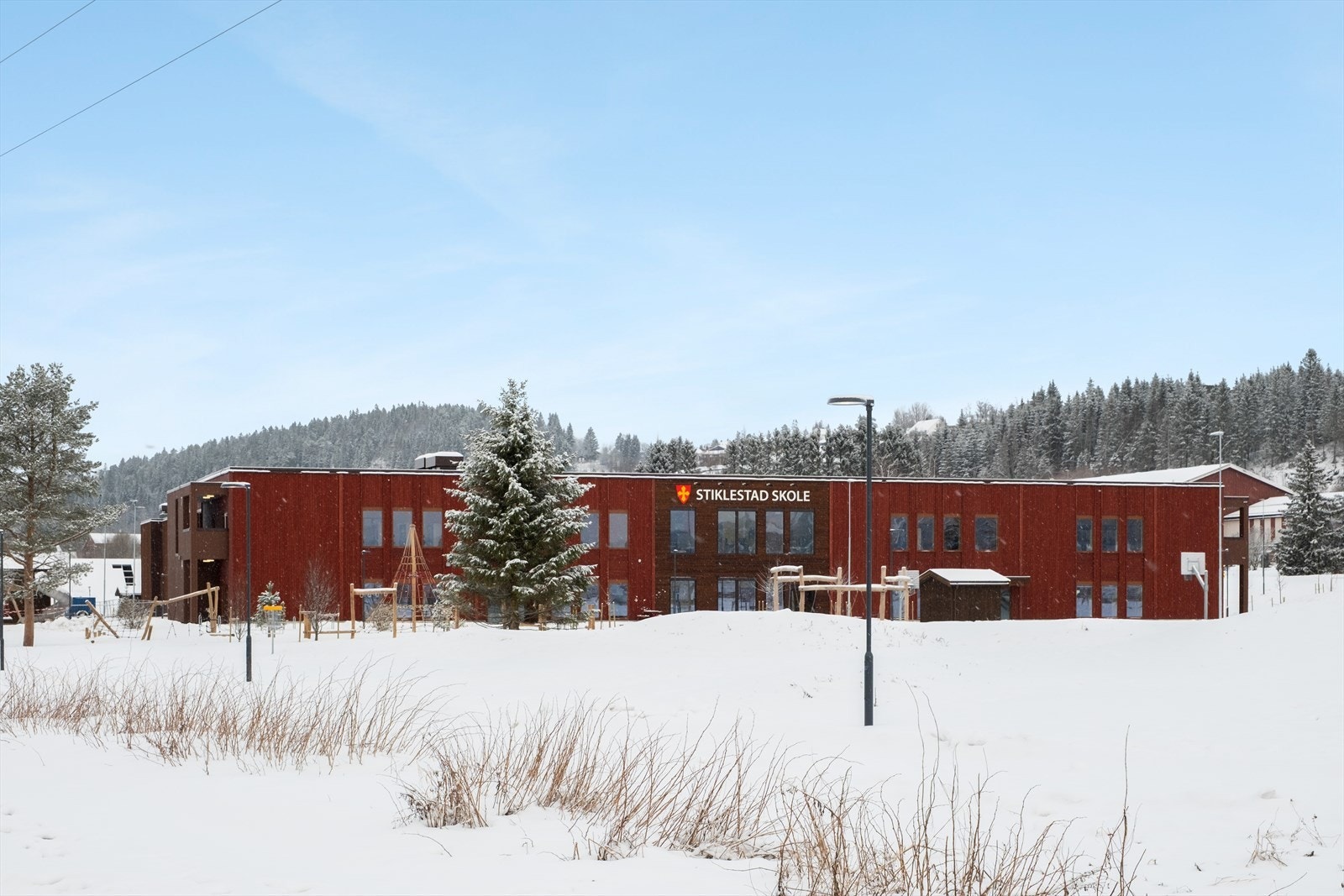 Nye Stiklestad barneskole ligger kun 1 km fra huset. Det er gang- og sykkelsti hele vegen. Galleribilde