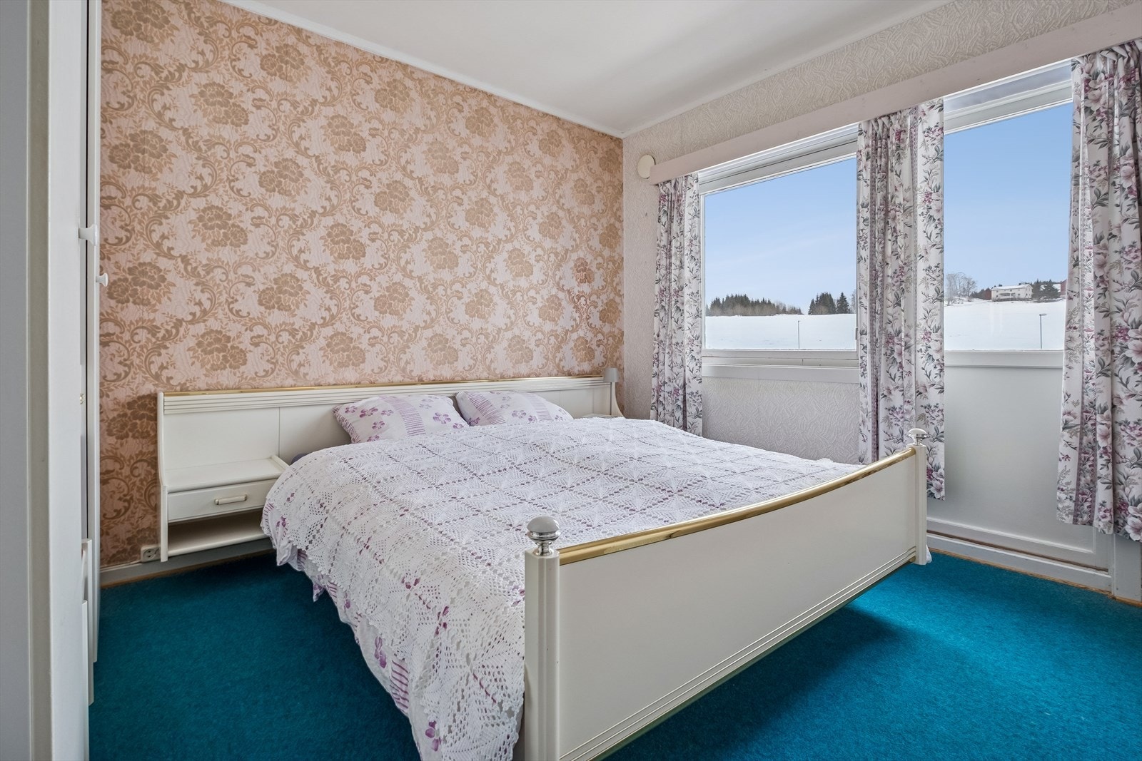 Hovedsoverommet er på hele 11 kvm og har innebygde garderober. Utgang til luftebalkong fra rommet. Galleribilde