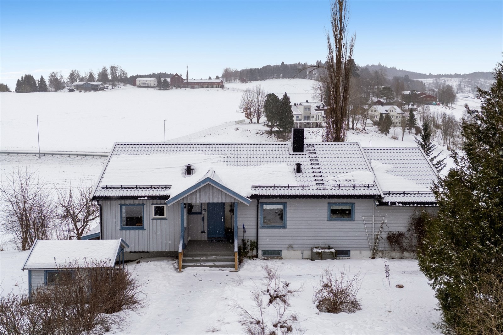 Landlig beliggenhet i et mindre boligfelt likeved Leksdalsvtanet. Galleribilde