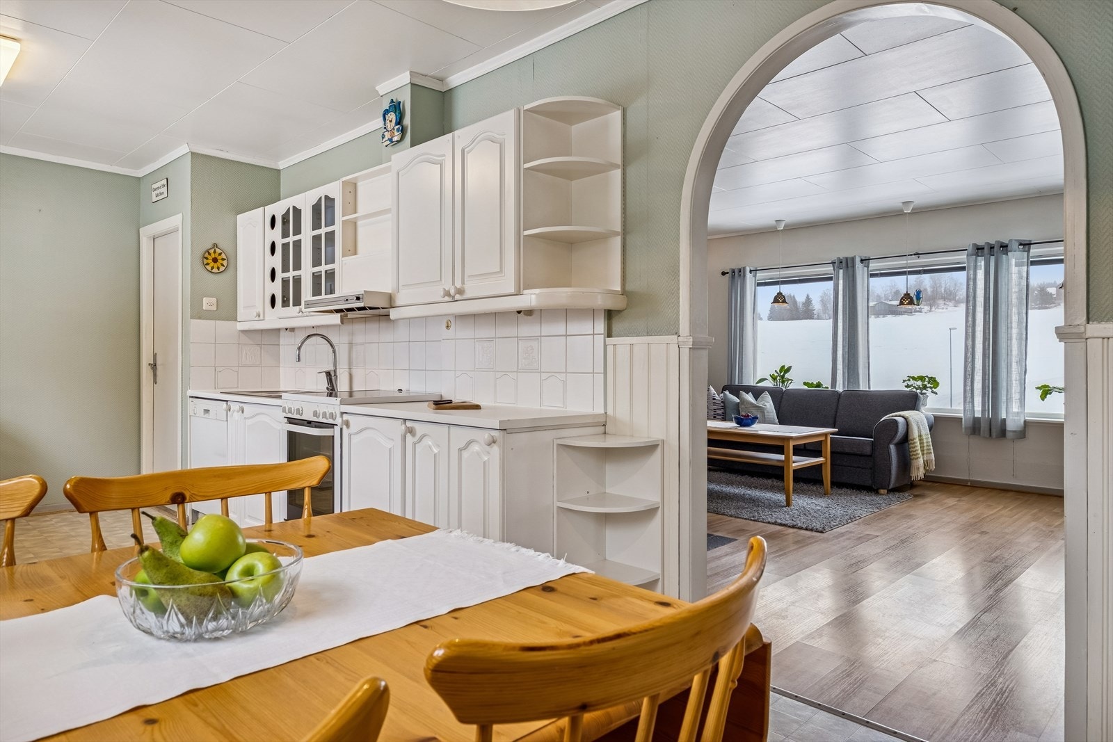 Kjøkkenet ligger adskilt fra stuen og er på 16 kvm. Galleribilde