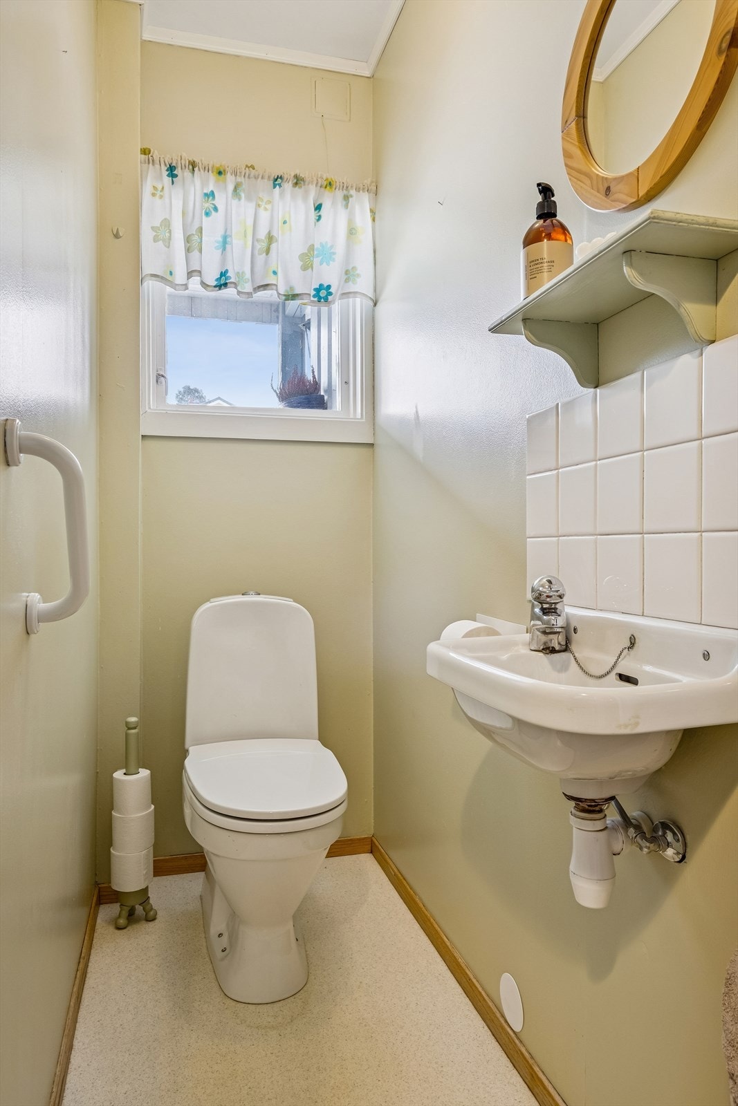 Toalettrom i tilknytning til badet. Det er byttet tak i 2026 og malt opp. Galleribilde