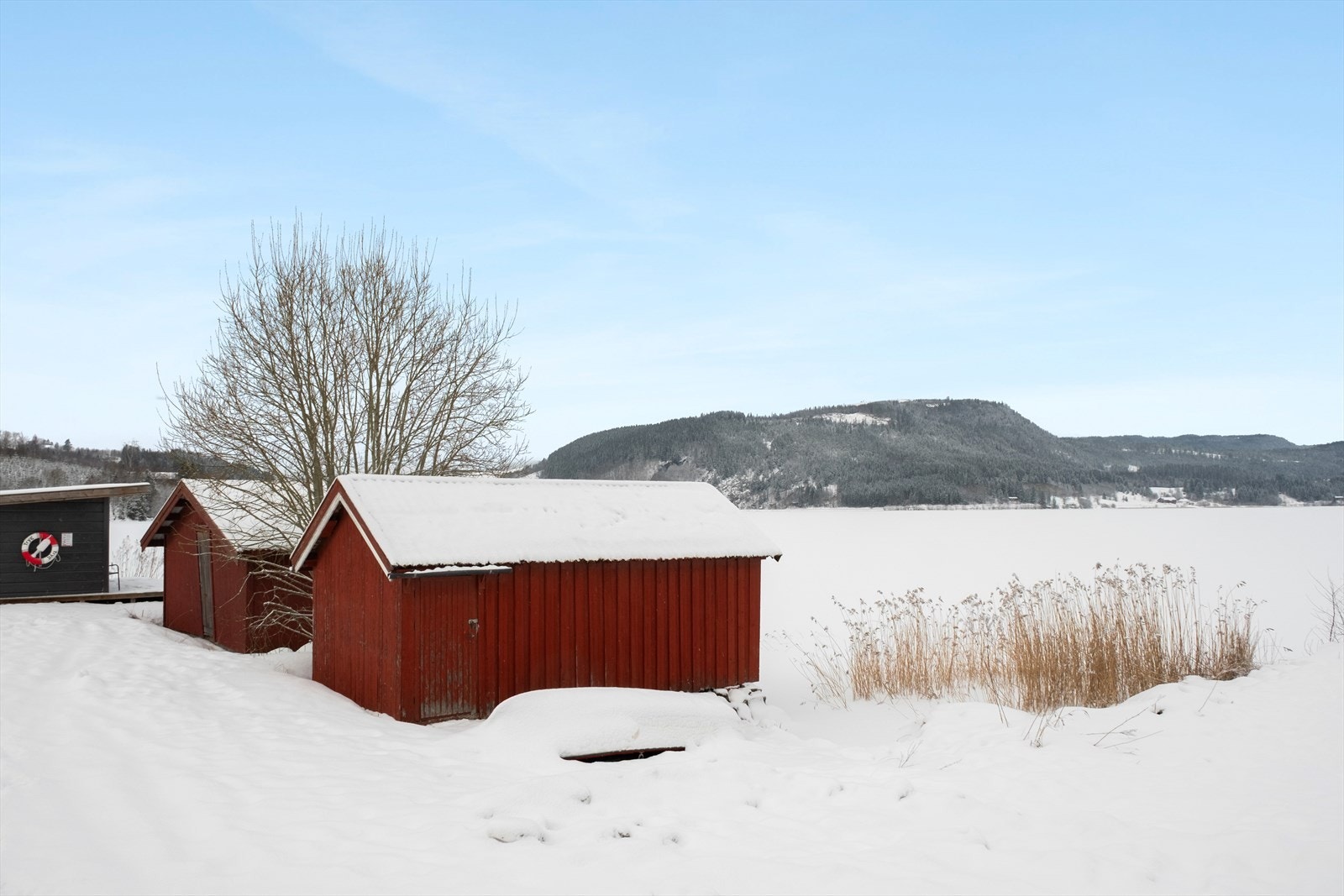 Et par hundre meter fra huset ligger Leksdalsvatnet med fiske- og bademuligheter, samt grill plass og volleyballbane. Galleribilde