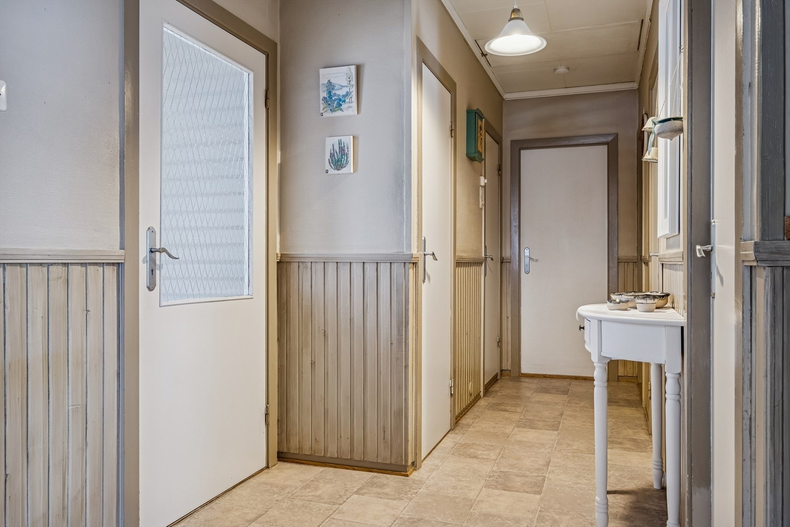 Mellomgang til soveromsfløy og våtrom. Det er 3 soverom på hovedplanet, toalettrom og bad. Galleribilde