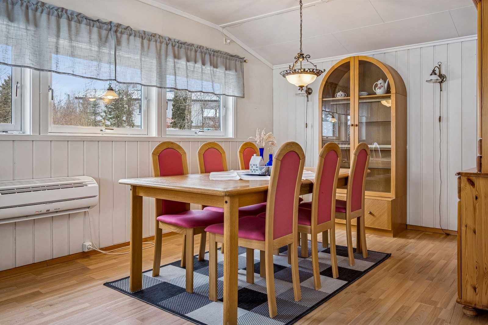 I spisestuen er det etablert varmepumpe for oppvarming, det er forøvrig 3 ildsteder i boligen (2 i kjeller og 1 på hovedplan). Galleribilde