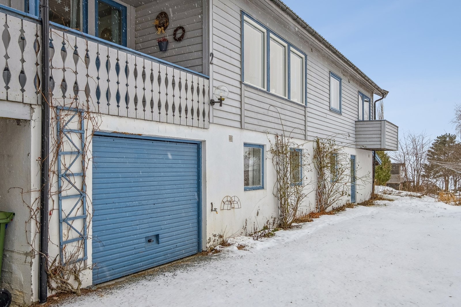 Garasje i sokkel. Garasjen har tilgang direkte fra bolig via hobbyrom. Galleribilde