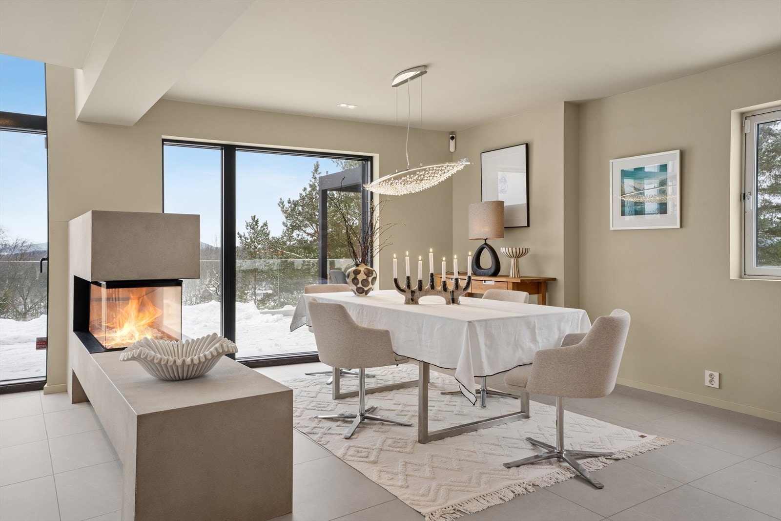 Boligen er oppvarmet med Toshiba varmepumper i både 1. etasje og 2. etasje, samt gasspeis i stuen, forøvrig elektrisk Galleribilde