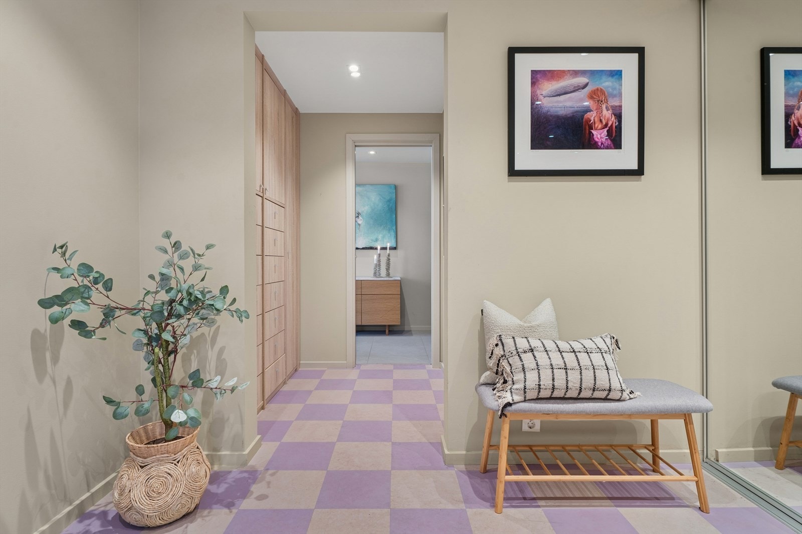 Innenfor møtes du av en romslig gang med god plass til både sko og yttertøy i en lekker skyvedørsgarderobe og lenger inn i gangen er det praktiske garderobeskap Galleribilde