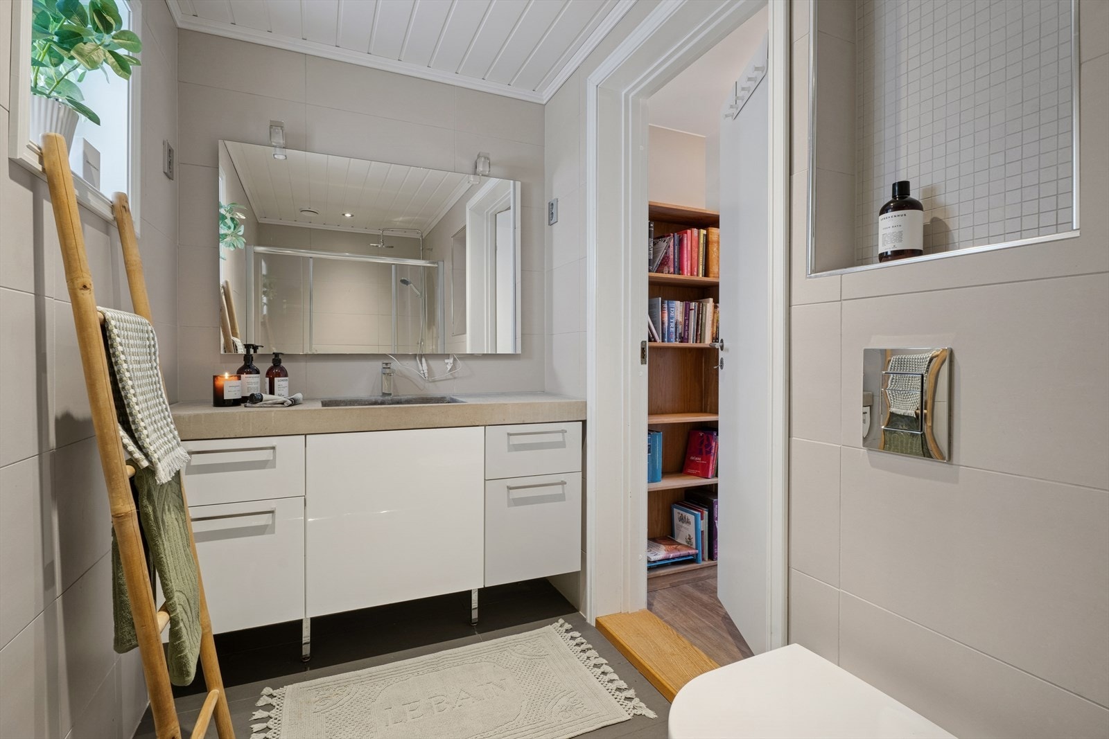 Badet i 2. etasje ble sist oppusset i 2014 og fremstår delikat og innbydende. Innredningen er stilren med hvit høyglans fronter, servantskap og speil. Galleribilde