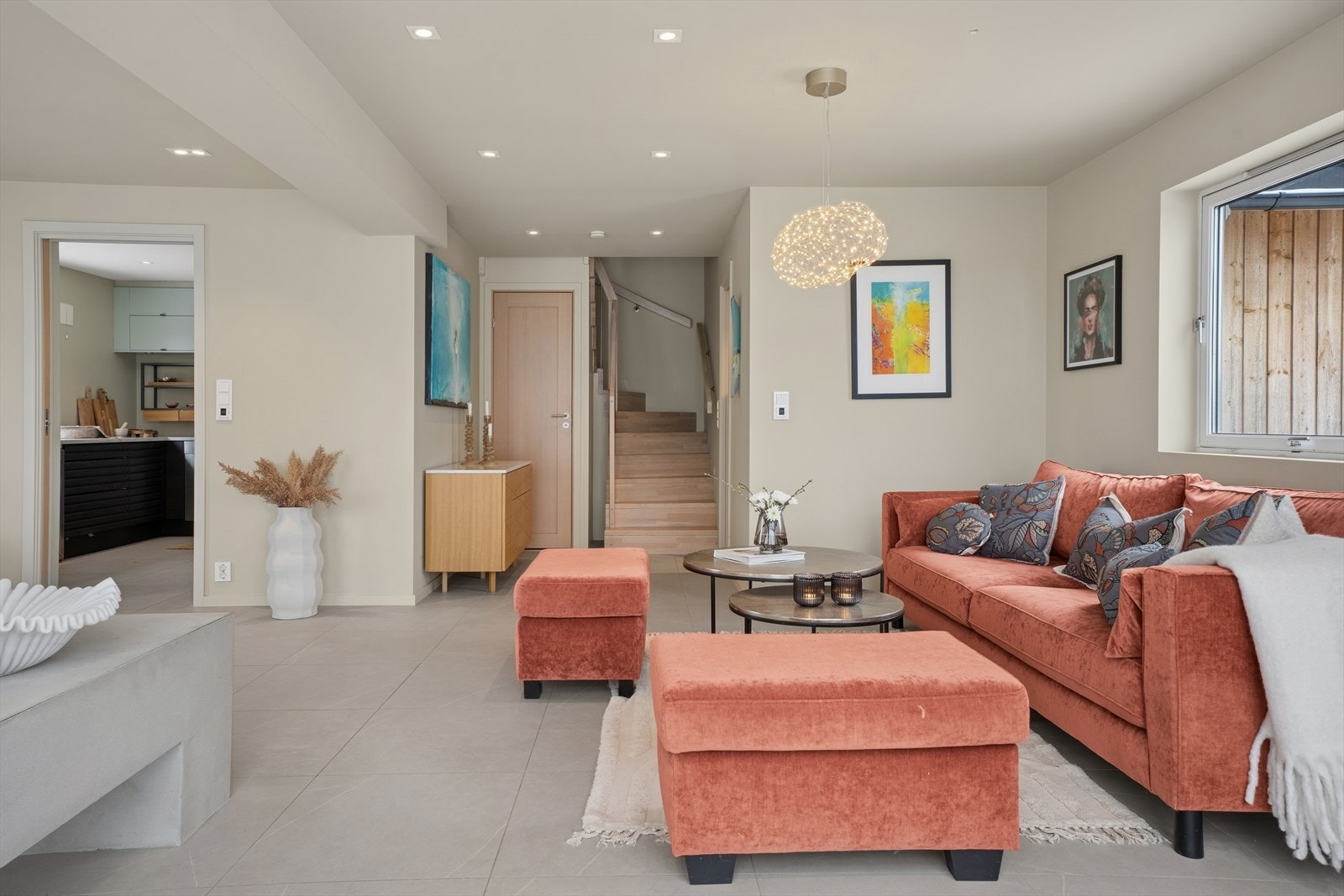 Boligen har gjennomtenkte planløsninger, god takhøyde og effektiv belysning som sammen gir en behagelig og luftig romfølelse Galleribilde