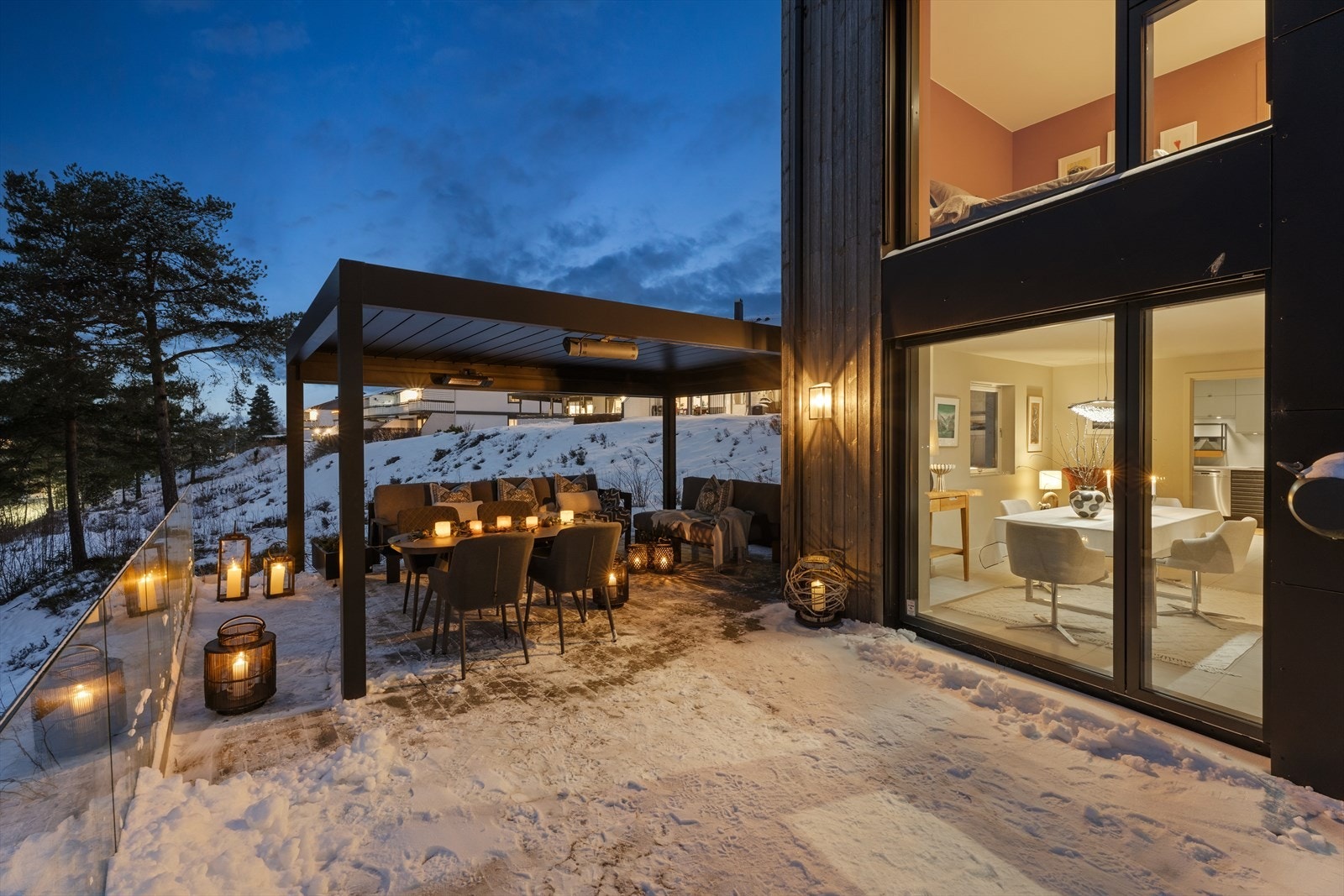 Romslig uteplass med pergola på ca. 23 m² - i tillegg til en flott terrasse på ca. 40 m² med jacuzzi for ekstra komfort Galleribilde