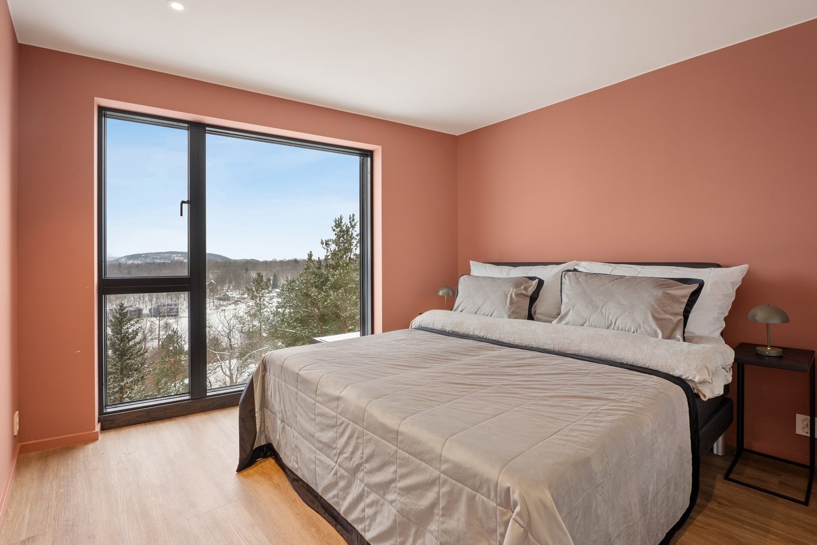 Boligen har tre innbydende soverom, alle med god plass til seng og øvrig møblement Galleribilde