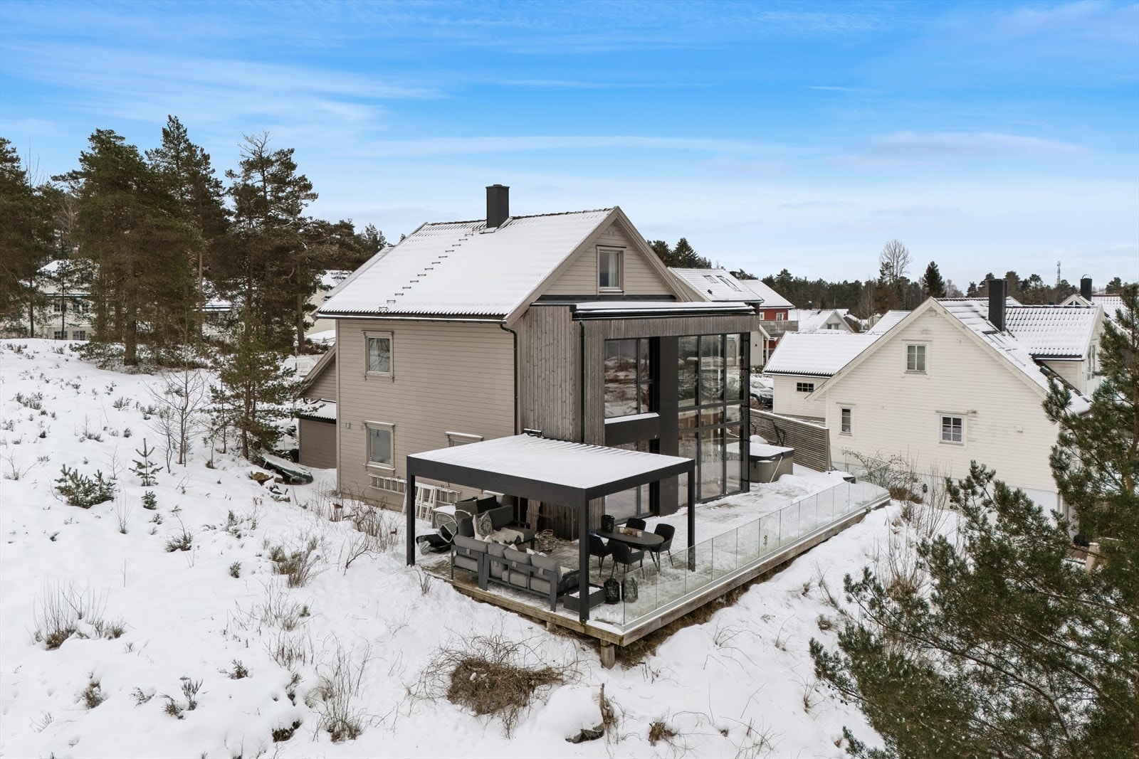 Rett utenfor døren finner du vakre turstier, lysløyper og rekreasjonsområder som inviterer til et aktivt friluftsliv året rundt Galleribilde