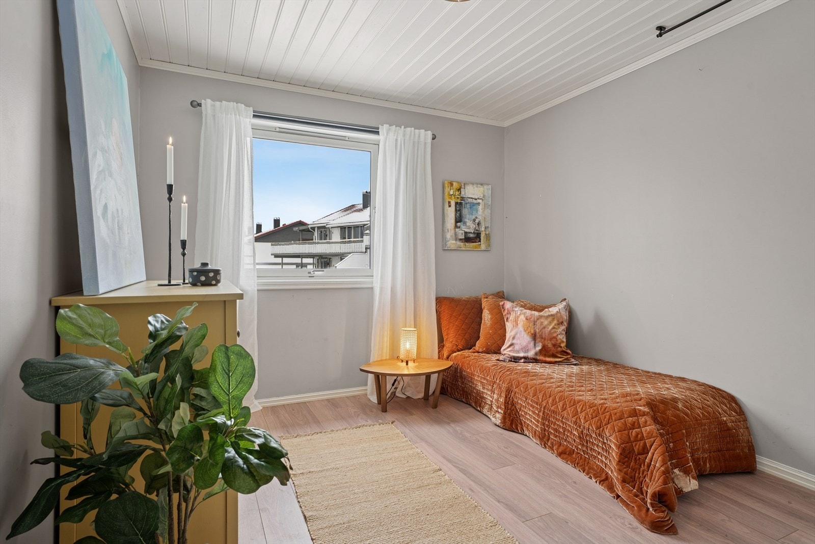 De øvrige soverommene er holdt i lyse og tidløse fargetoner med malt panel på veggene, og gulv av laminat og tre som gir en lun og behagelig stemning Galleribilde