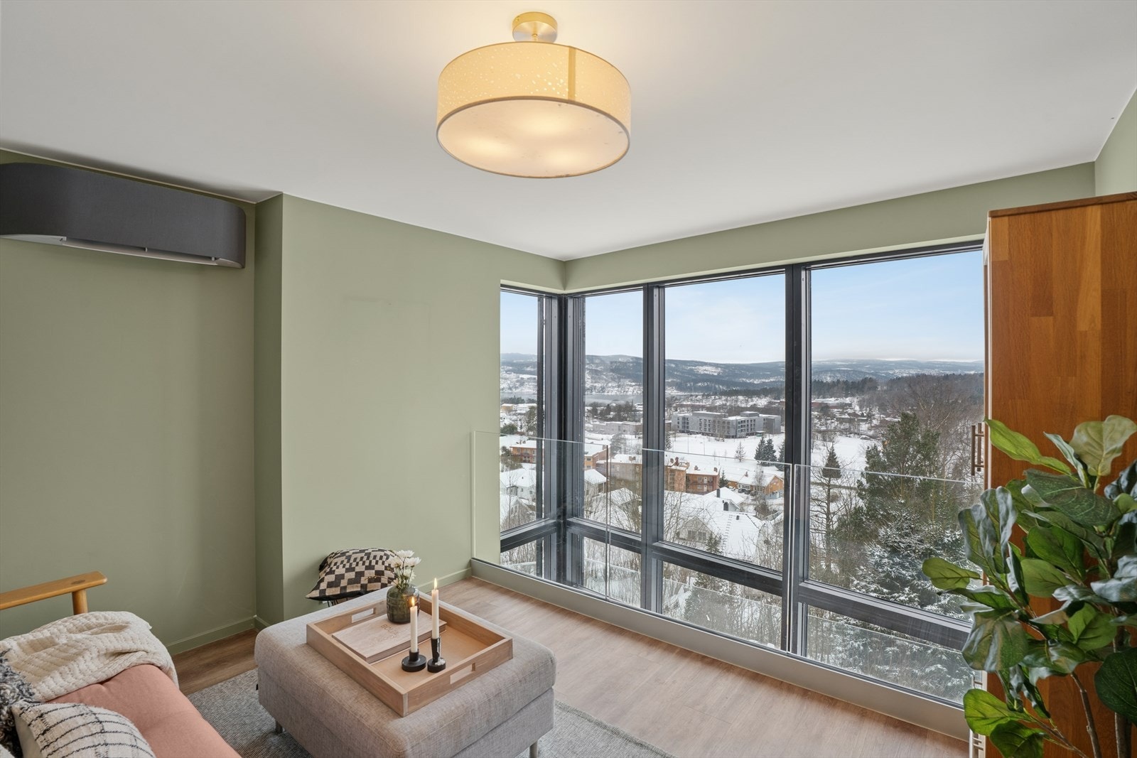 Stuen er stilfull, med glassrekkverk og åpen forbindelse ned mot 1. etasje, som skaper en flott visuell kontakt mellom etasjene og gir boligen et moderne og eksklusivt preg Galleribilde