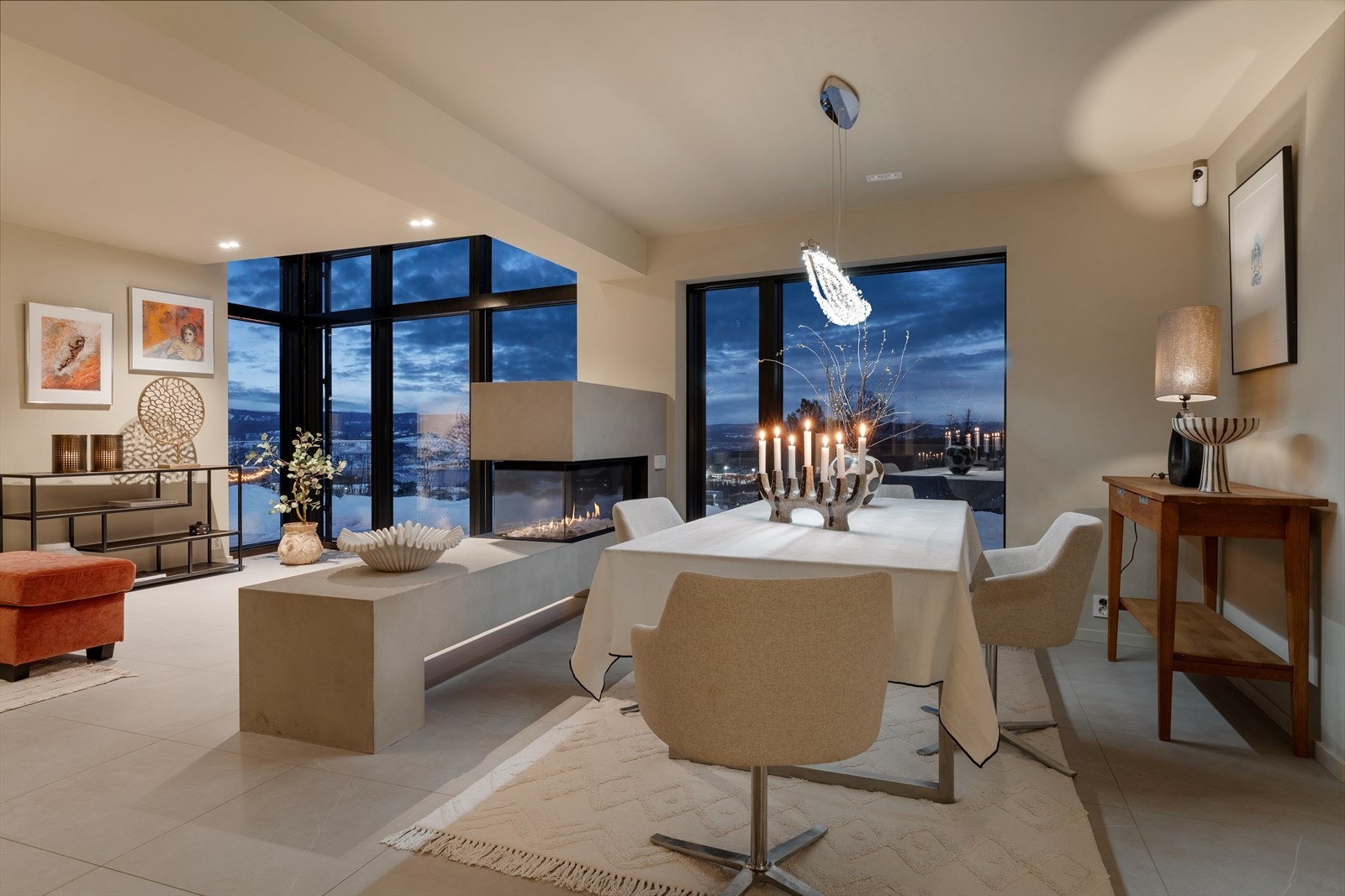 Elegant og stilfull gasspeis som skaper både varme og eksklusiv atmosfære i rommet Galleribilde