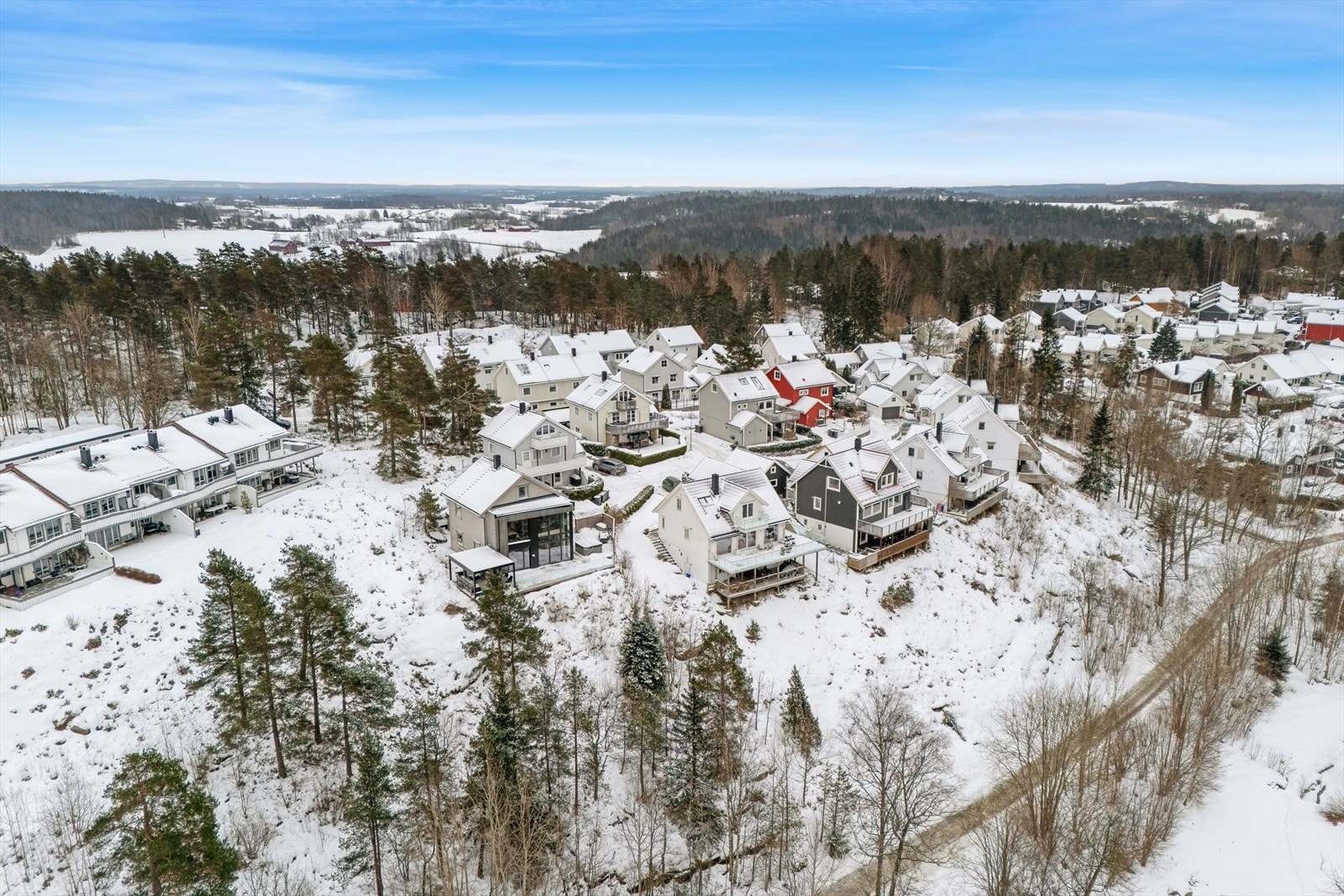 Her bor du trygt og fredelig med kort og bilfri skolevei til Dyrløkkeåsen skole, og gangavstand til flere barnehager Galleribilde