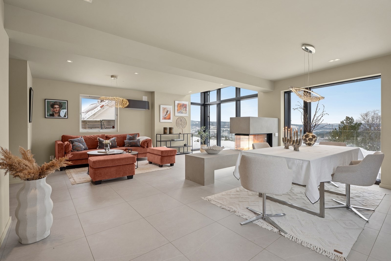 Velkommen inn i en lys og luftig stue med åpen løsning mellom stue og spisestue - et sosialt og innbydende oppholdsrom med gjennomgående høy kvalitet Galleribilde