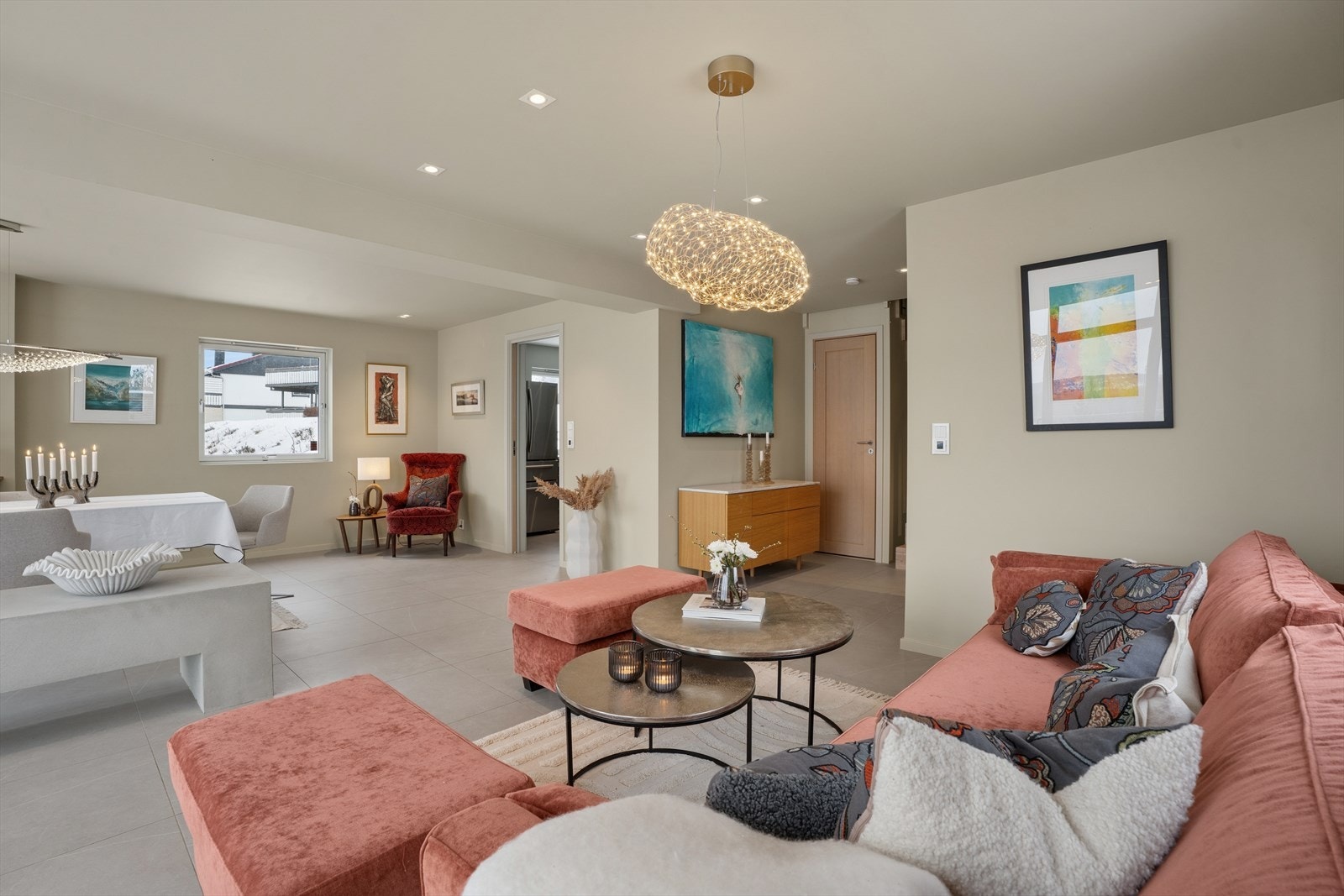 Himlingen har nedfelte downlights og en sømløs overgang mellom vegg og tak, noe som gir rommet et moderne, rent og gjennomført uttrykk Galleribilde