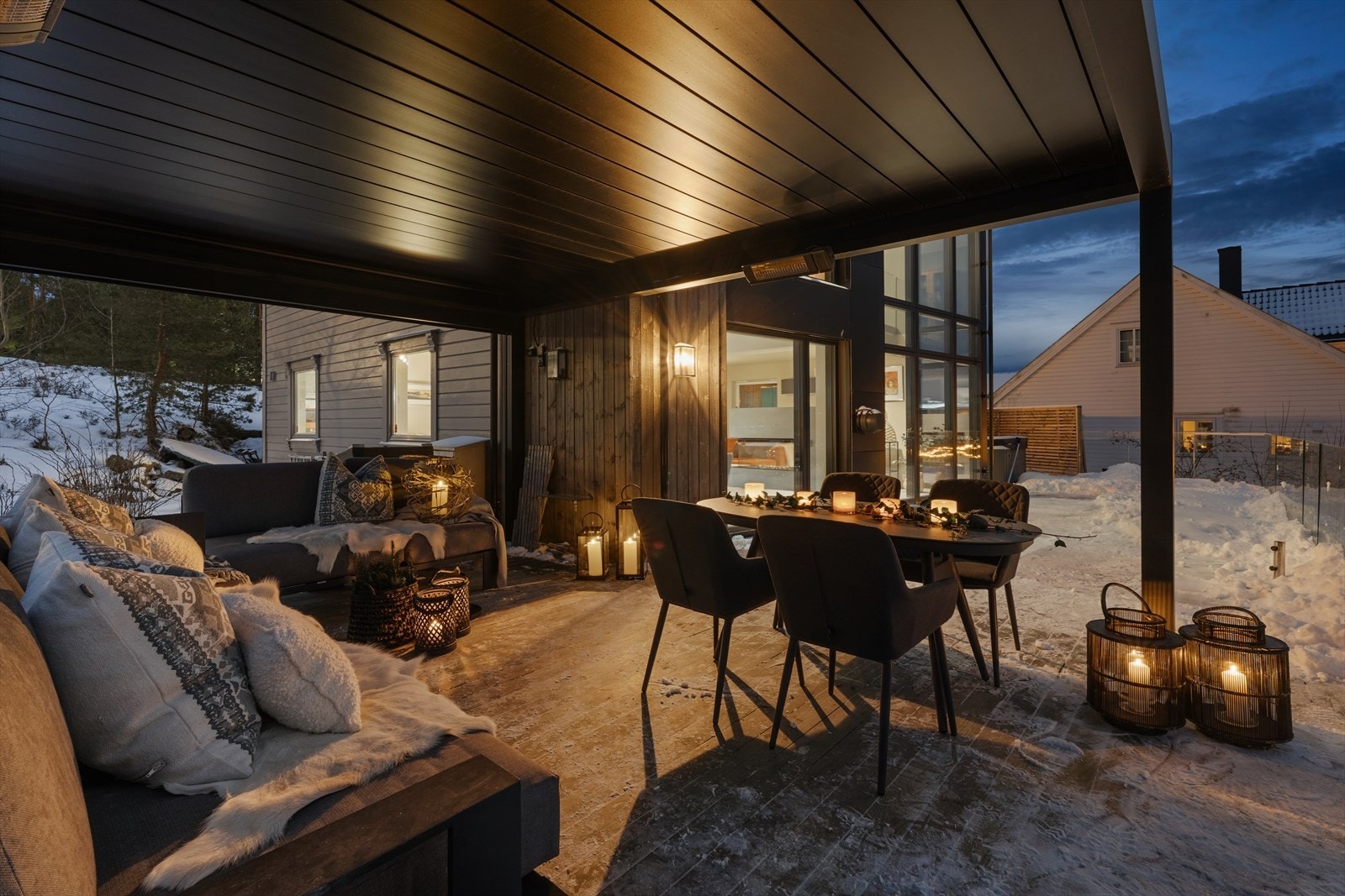 Magisk kveldsstemning på terrassen Galleribilde