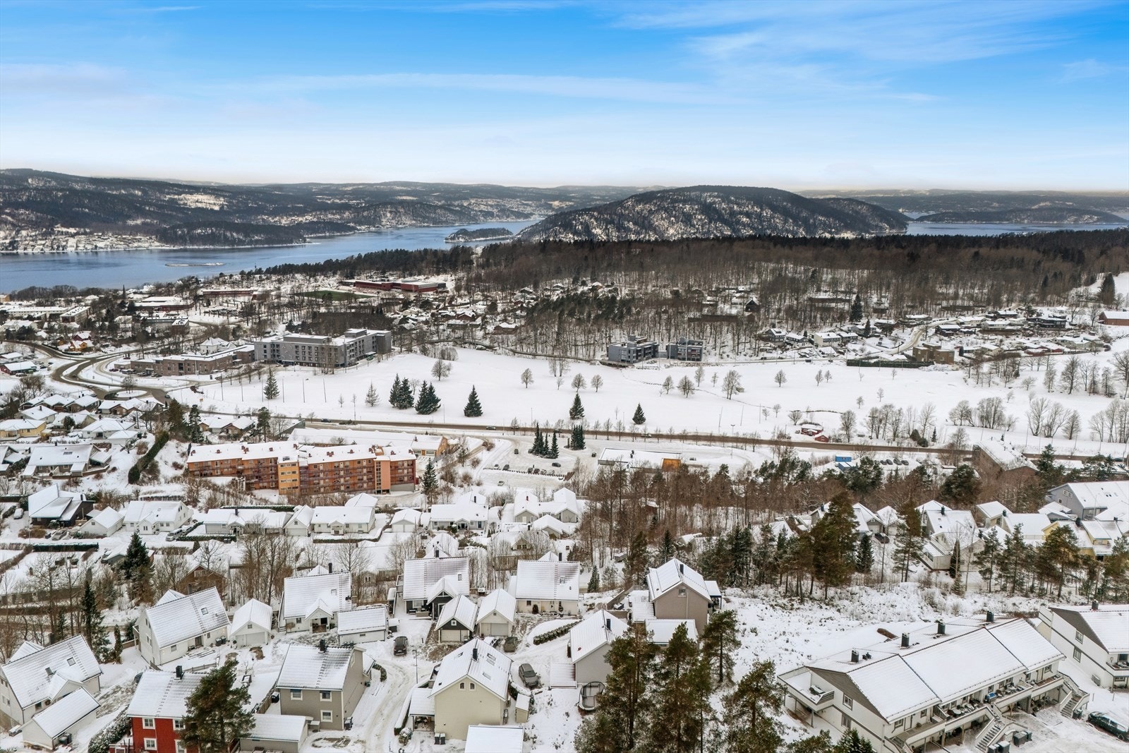 Boligen ligger i et etablert og populært nabolag med nærhet til naturen. Her får du det beste av to verdener - nærhet til både natur og byliv Galleribilde