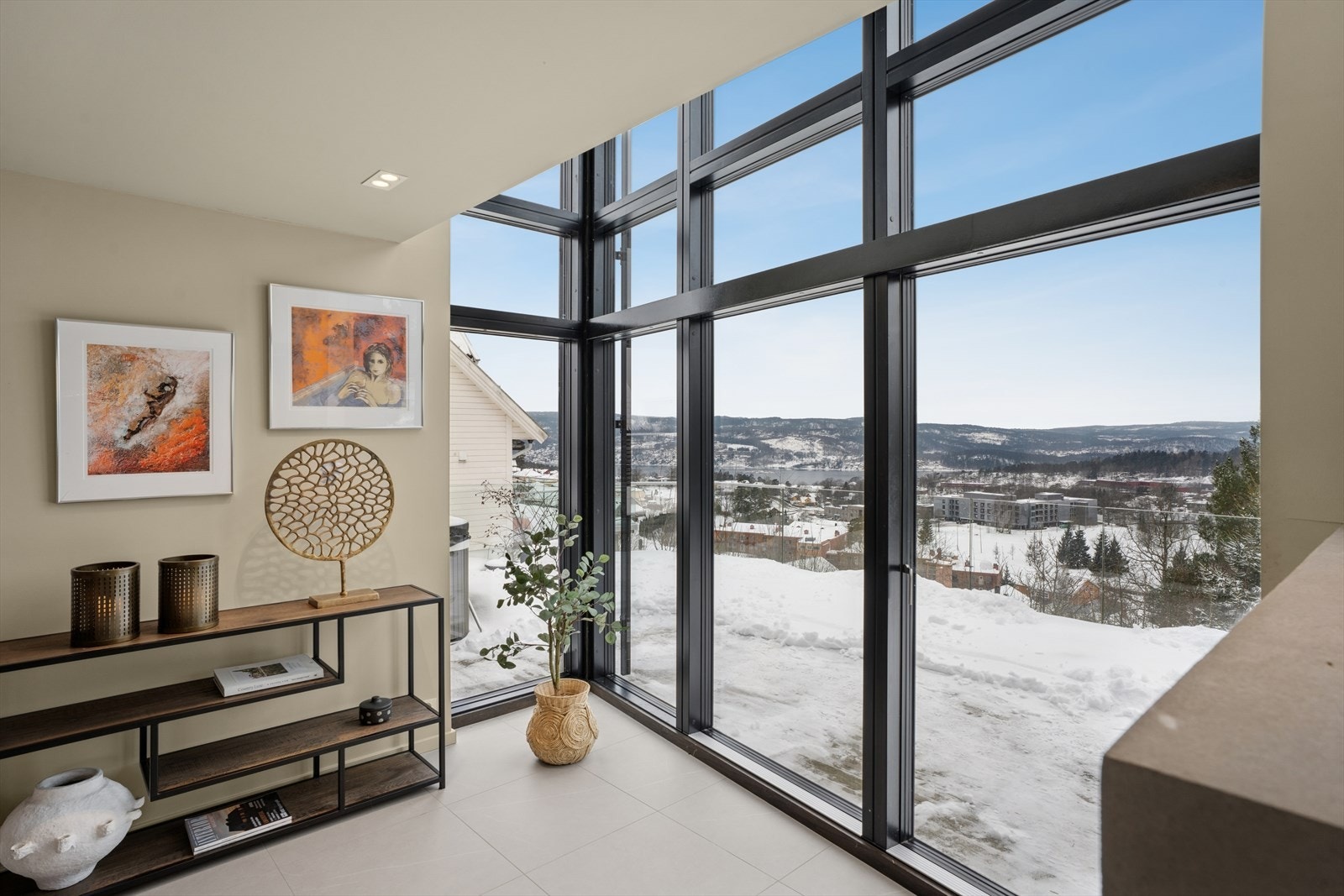 Fra stuesonen fører doble skyvedører med glassfelt ut til den solrike terrassen - et perfekt sted for store utemøbler og lange sommerdager med sol og utsikt Galleribilde