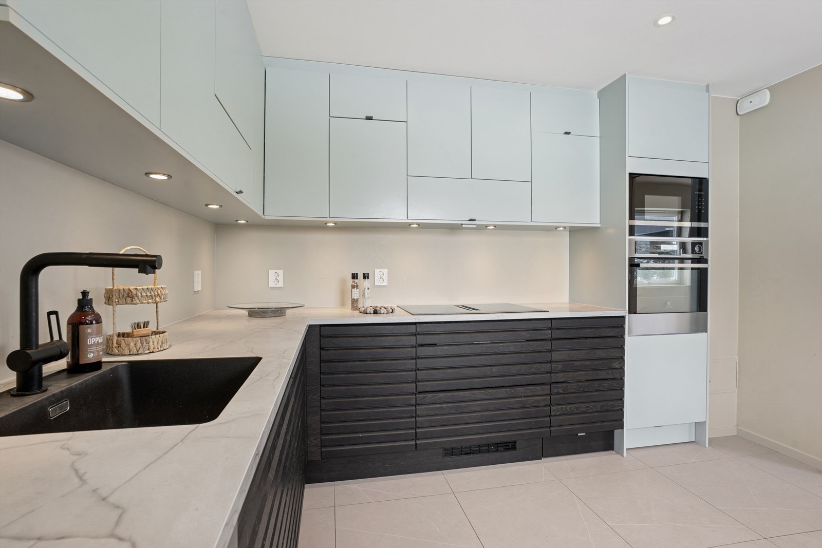 Løsningen er rettlinjet og funksjonell, med god og fleksibel oppbevaringsplass fordelt på både skuffer og skap Galleribilde