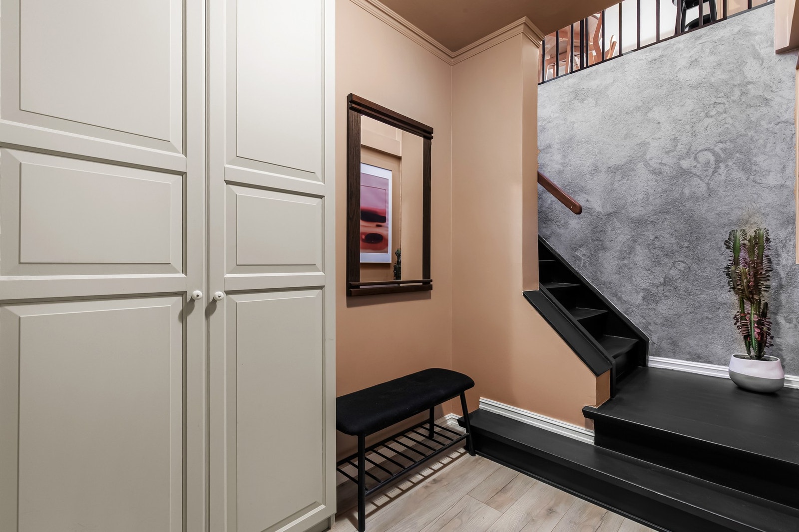 Her er det plass til oppbevaring av klær og sko. For ekstra oppbevaring har du lagring i disponibel bod på ca. 3,3 kvm. Galleribilde