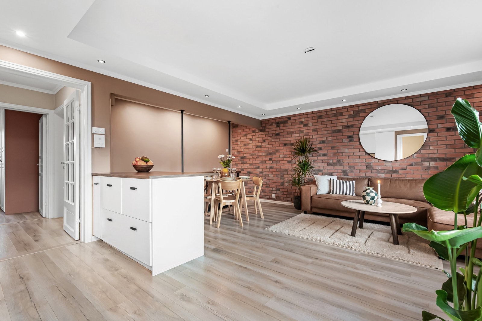 Stue og kjøkken er kombinert i en åpen løsning som gir en praktisk og romslig planløsning. Galleribilde