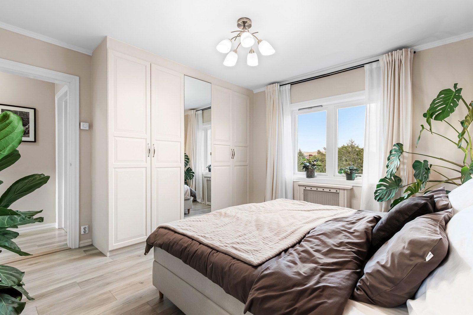 Lyse flater og store vinduer gir en innbydende atmosfære. Galleribilde