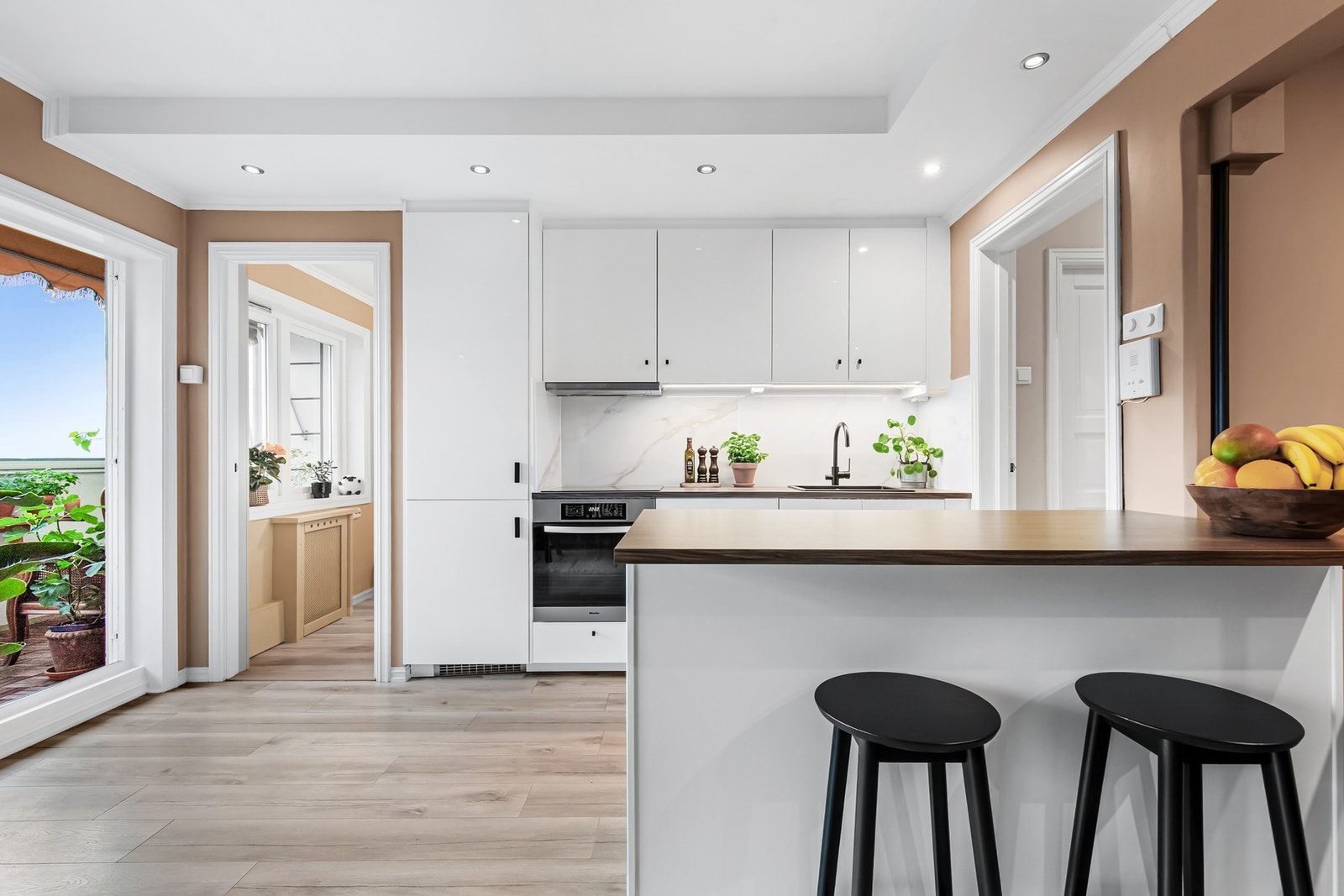 Kjøkkenet har innredning fra IKEA opplyst å være fra 2018, med glatte fronter og laminat benkeplate med nedfelt kum i kompositt. Galleribilde