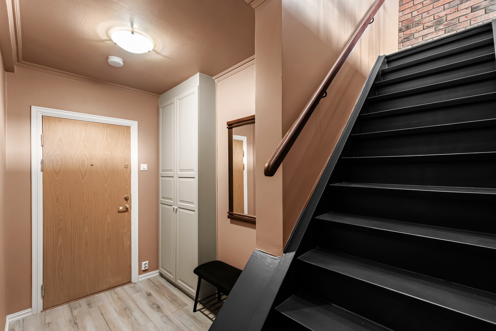 Entreen ligger i 8.etasje på første plan av leiligheten. Galleribilde