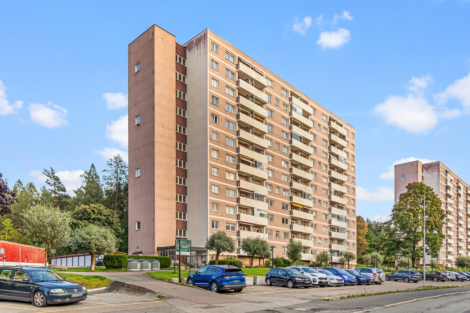 Blokken har et hyggelig inngangsparti, og borettslaget har et pent opparbeidet fellesområde. Galleribilde