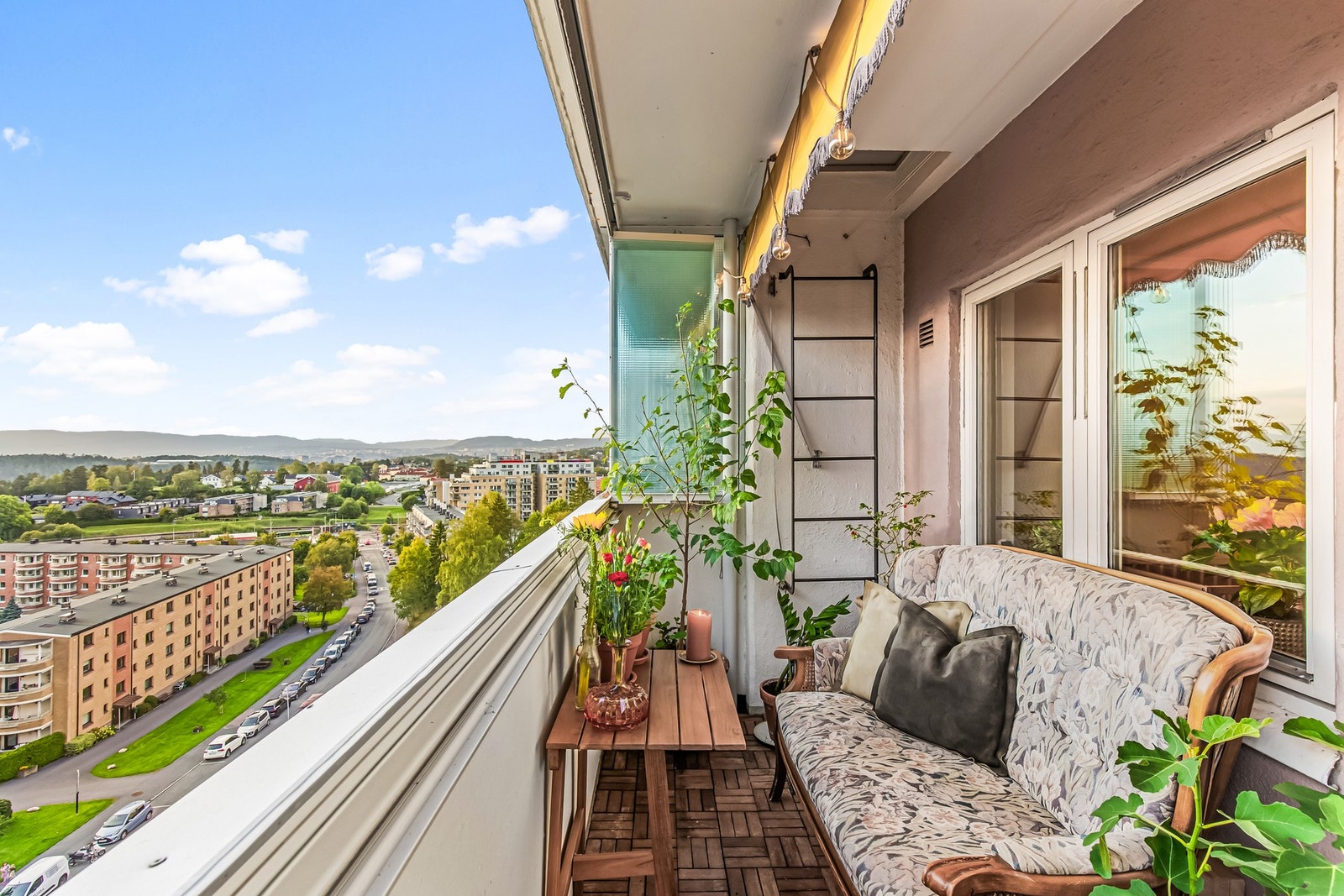 Stuen har utgang til en vestvendt innglasset balkong på ca. 5 kvm. Markise, utelys og stikkontakt er montert. Galleribilde