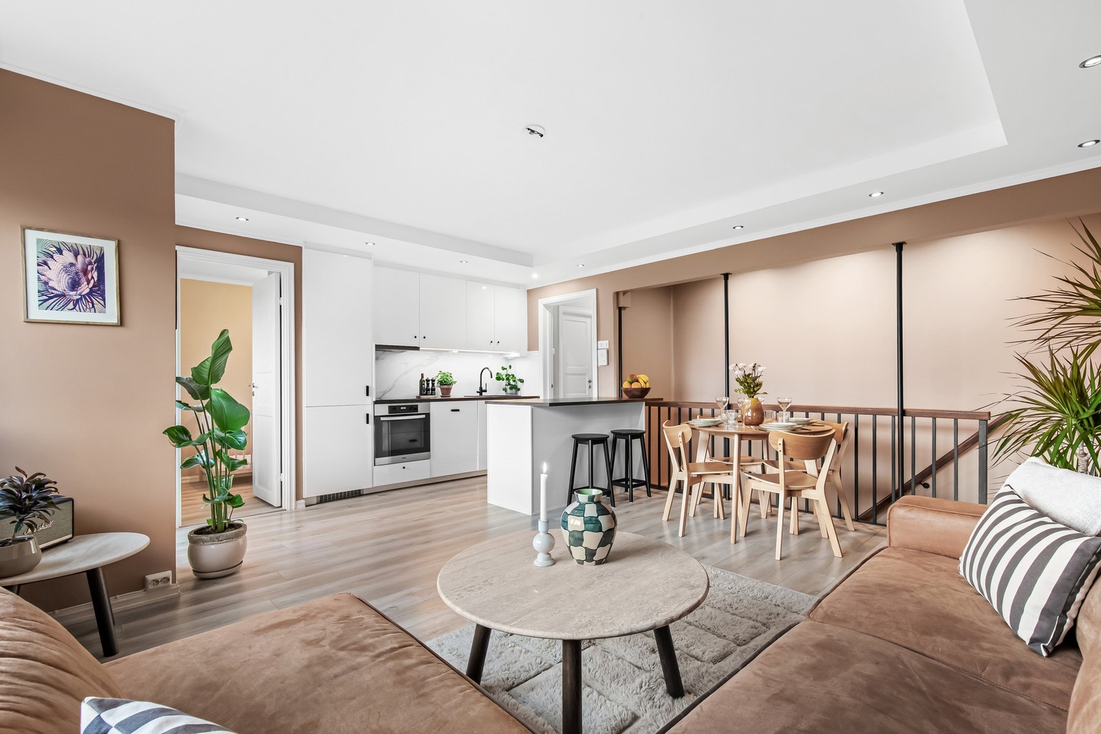 Leiligheten har en gjennomgående god standard over to plan, med en praktisk planløsning. Galleribilde