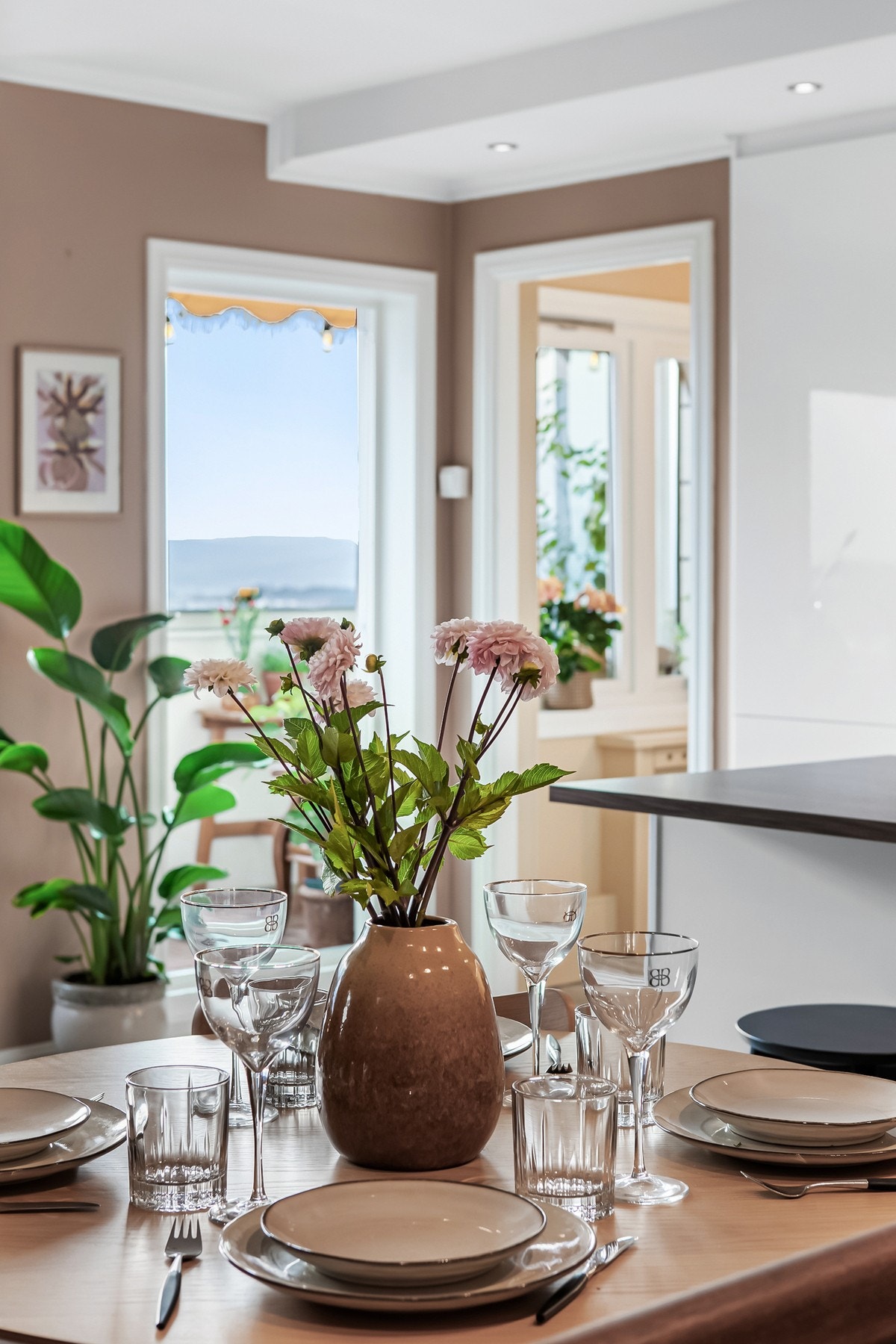 Det er varmtvann og fyring inkl. i felleskostnadene. Galleribilde